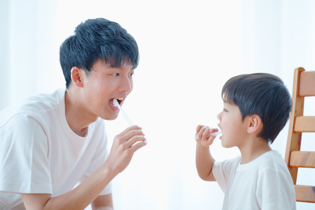 歯磨きをする親子