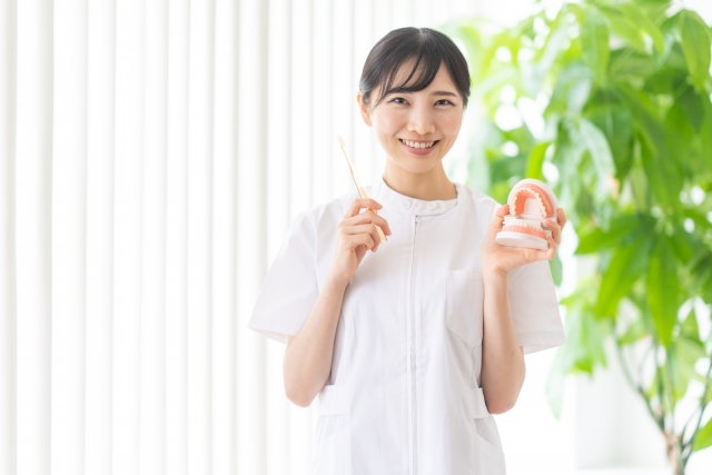 歯のケアについて伝える歯科衛生士
