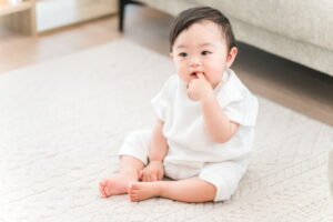 指しゃぶりをする赤ちゃん