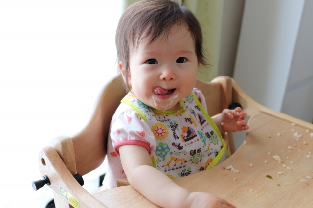 食事を終えてご機嫌な赤ちゃん