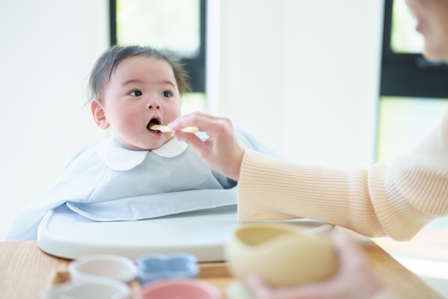赤ちゃんが離乳食を食べる様子