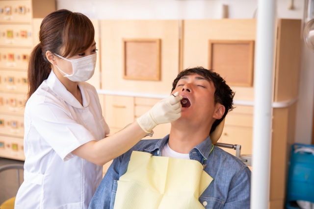 歯科医院で診察を受ける男性