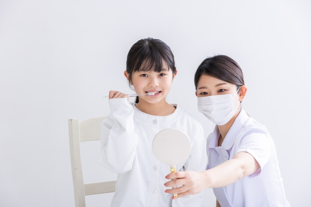 ブラッシング指導を受ける女の子