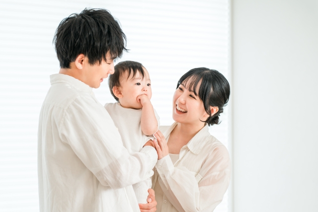 赤ちゃんと触れ合う父親と母親
