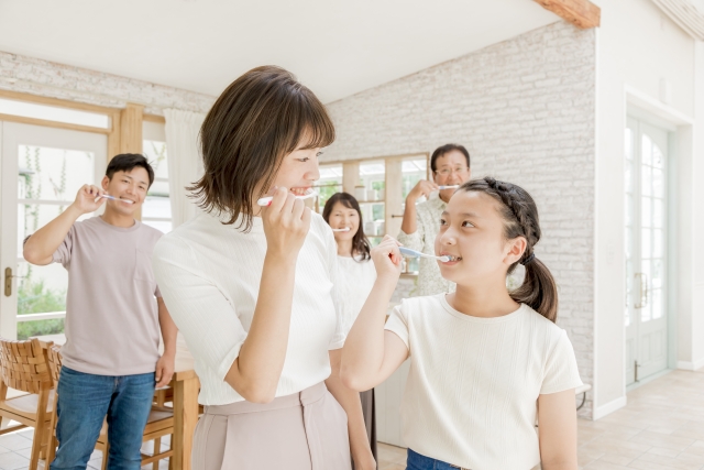 歯磨きをする家族