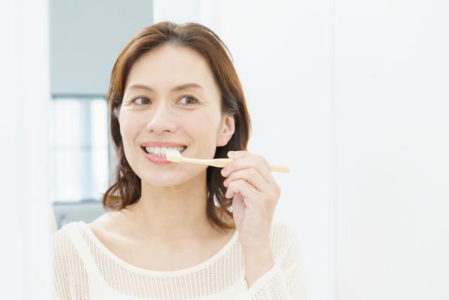 歯磨きをする女性