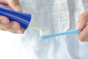 歯ブラシに歯磨き粉を付ける様子