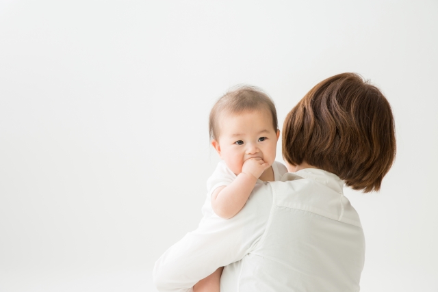 抱っこされて安心する赤ちゃん