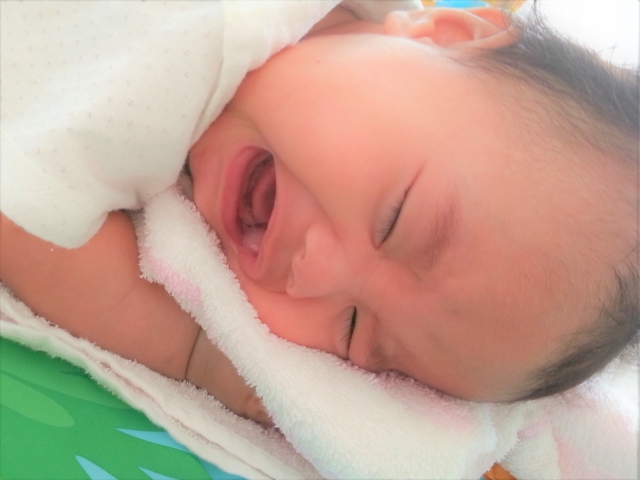 赤ちゃんの機嫌が悪く泣く様子