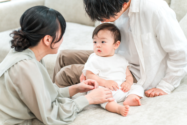 赤ちゃんとスキンシップをとる様子