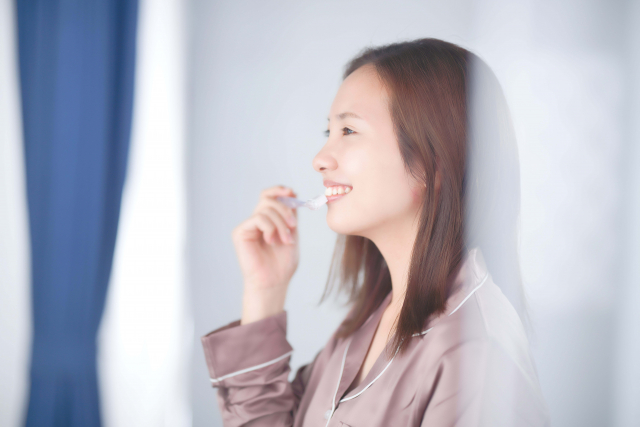 できる時に歯磨きをする妊娠中の女性