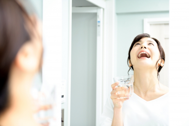 歯磨きができないときもうがいをする女性