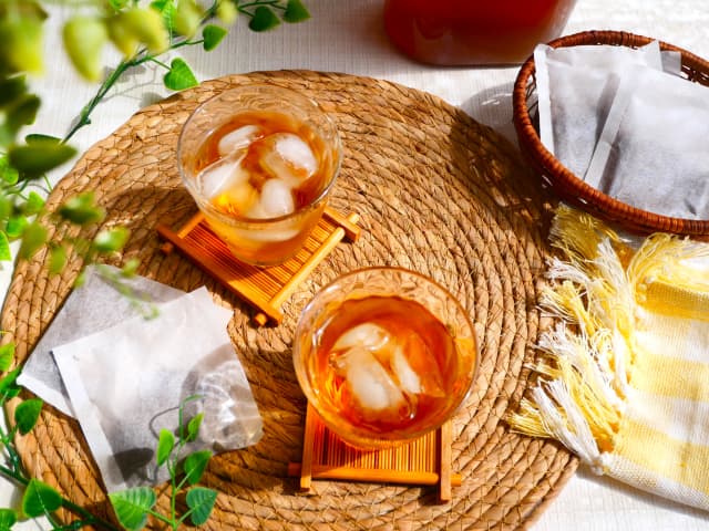間食に麦茶を取り入れる様子
